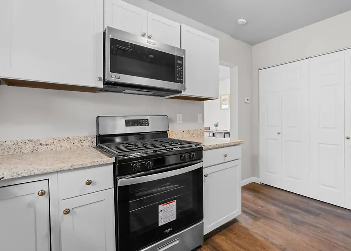 Charming 1-bedroom Retreat In Worth *