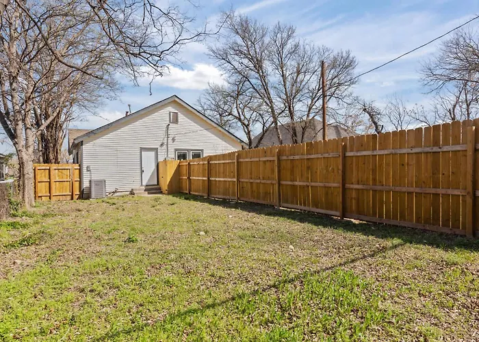 Charming 1-bedroom Retreat In Worth *